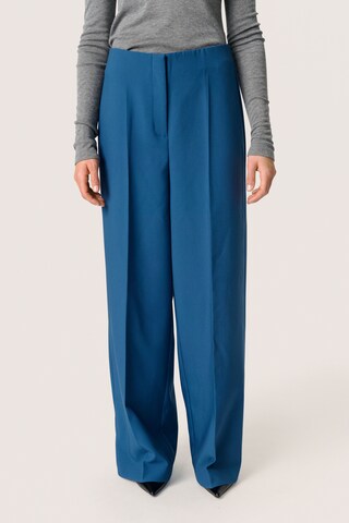 Wide Leg Pantalon à plis 'Corinne' SOAKED IN LUXURY en bleu : devant