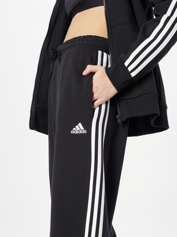 ADIDAS SPORTSWEAR Loosefit Παντελόνι φόρμας 'Essentials' σε μαύρο