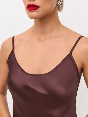 Serena Silueta Klänning 'Midi satin slip dress 'Majestic'' i brun