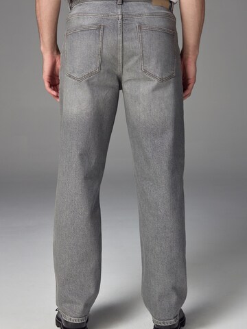 Loosefit Jeans di Next in grigio