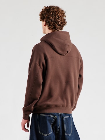 Abercrombie & Fitch - Sweatshirt 'ESSENTIAL' em castanho