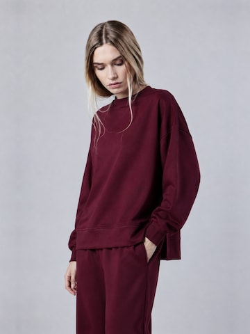 OWN Off With NatureSweater majica 'Felpa Girocollo Loose Fit in Interlock Burgundy' - crvena boja: prednji dio