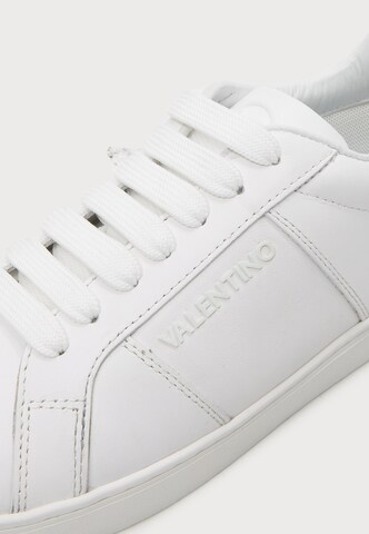 Valentino Shoes Σνίκερ χαμηλό 'BAJA' σε λευκό: μπροστά
