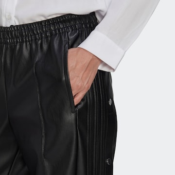 regular Pantaloni 'Centre Stage Adibreak' di ADIDAS ORIGINALS in nero