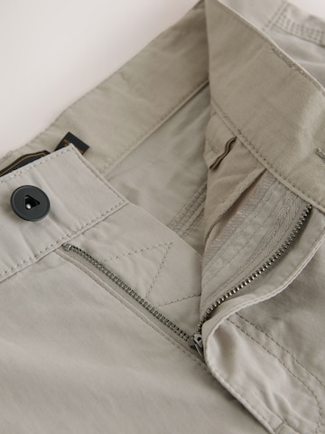 Next regular Cargobukser i grå