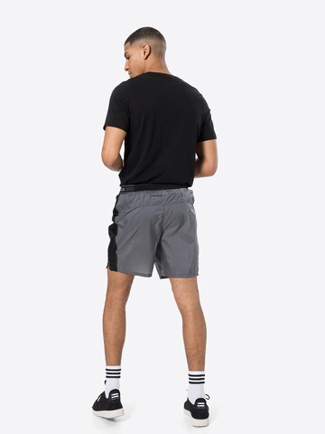 Regular Pantaloni sport de la PUMA pe gri