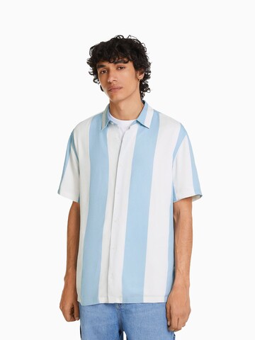 Coupe regular Chemise Bershka en bleu : devant