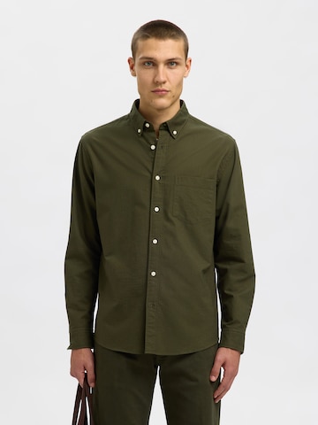 Coupe regular Chemise 'SLHRICK' SELECTED en vert : devant