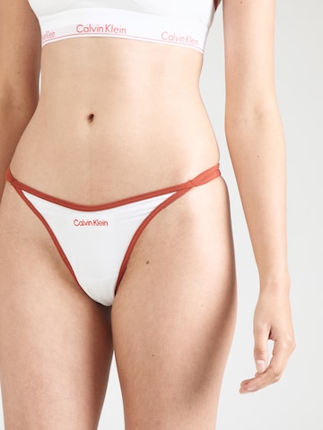 Calvin Klein Underwear Tanga – bílá: přední strana