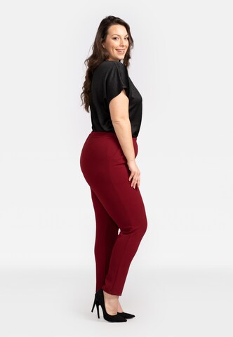 Slimfit Pantaloni con pieghe 'ERYKA' di Karko in rosso