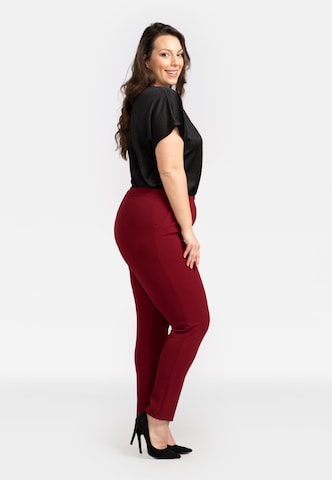 Coupe slim Pantalon à pince 'ERYKA' Karko en rouge