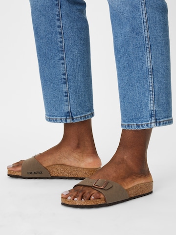 BIRKENSTOCK - Sapato aberto 'Madrid' em castanho: frente