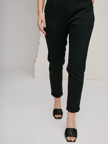 A LOT LESS Regular Pleat-Front Pants 'Fabia' in Black: front