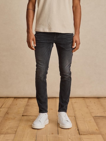 DAN FOX APPAREL Regular Jeans 'Lian' in Grijs: voorkant