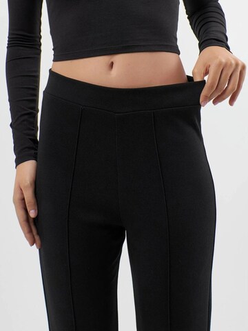 Hiccup - Flared Calças em preto