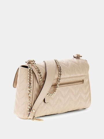 GUESS Umhängetasche 'Stacey' in Beige