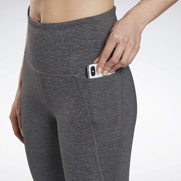 Reebok - Skinny Pantalón deportivo en gris