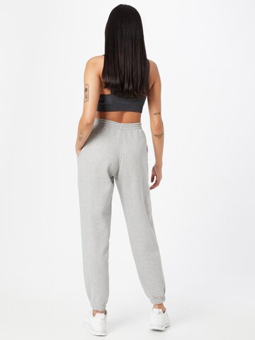 Effilé Pantalon Reebok en gris