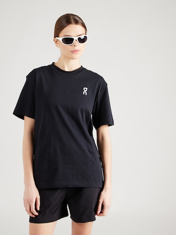 On T-shirt 'R,F,E,O' i svart: framsida