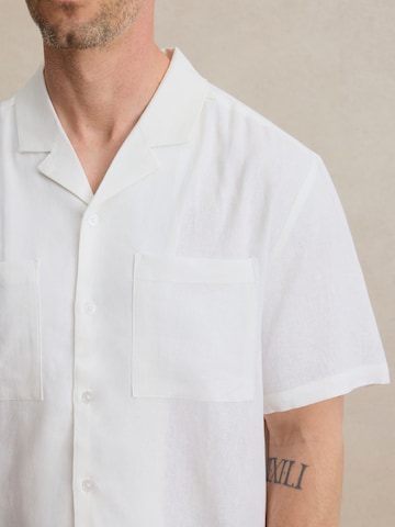 DAN FOX APPAREL Средняя посадка Рубашка 'Leonard' в Белый