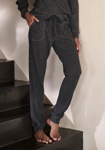 LASCANA Tapered Trousers in Grey: front