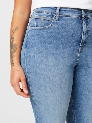 Calvin Klein Jeans Curve ضيق جينز بلون أزرق