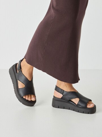 Sandales Tamaris en noir : devant