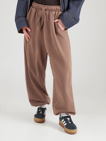 ADIDAS ORIGINALS Tapered Byxa 'ESS' i brun: framsida