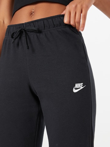 Tapered Pantaloni de la Nike Sportswear pe negru