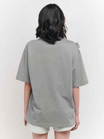 Casa Mara Oversized tričko 'REPRESENT' – šedá: přední strana