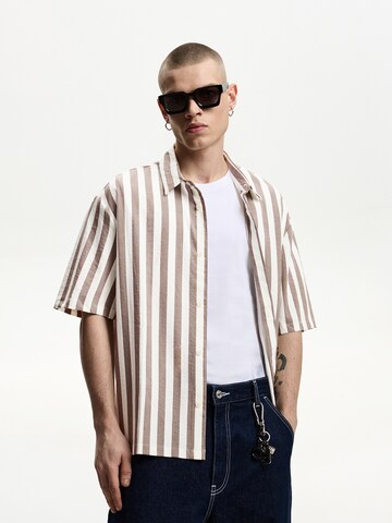 Fit confort Chemise Bershka en beige : devant