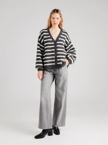 VERSTIQUE Cardigan i grå: forside