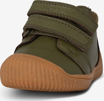 WODEN Lauflernschuh 'Tristan' in Grün: Vorderseite