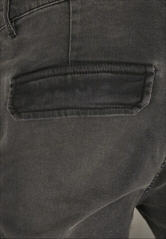 Effilé Jeans cargo Urban Classics en noir