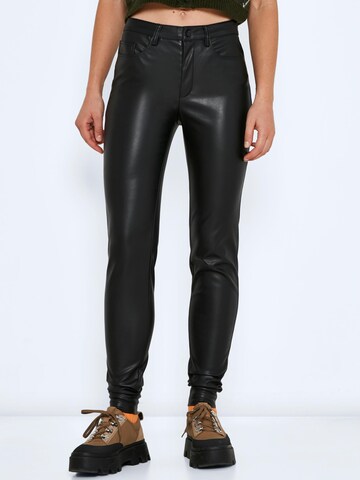 Coupe slim Pantalon 'CALLIE' Noisy may en noir : devant