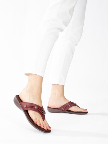 Minnetonka T-bar sandals 'Silverthorne360' in Red