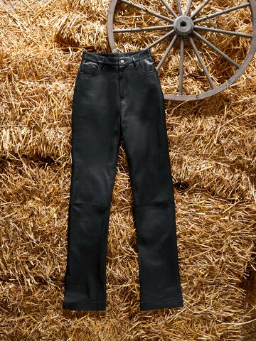 Kendall for ABOUT YOU - Bootcut Pantalón 'Dita' en negro