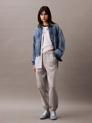 Calvin Klein Jeans Конический (Tapered) Штаны в Серый: спереди