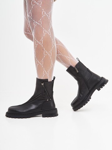 CESARE GASPARI Ankle Boots in Black: front