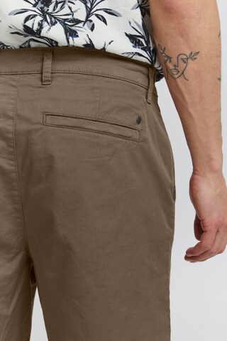 !Solid Regular Chino 'Bishop' in Bruin