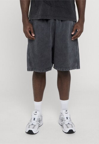 FAVELA Loosefit Shorts in Schwarz: Vorderseite