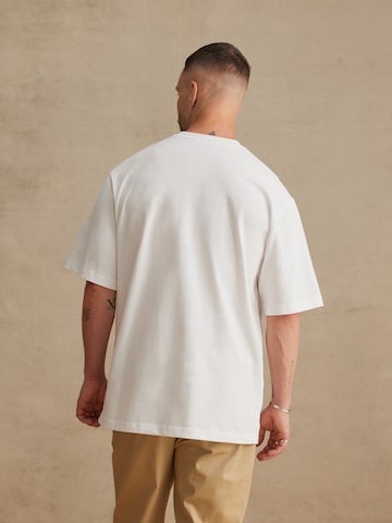 DAN FOX APPAREL T-shirt 'Mirac' i vit