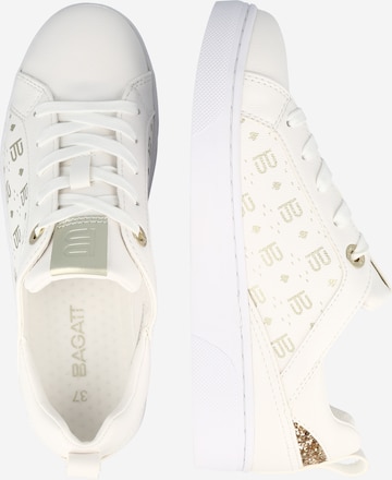 Sneaker bassa 'Elea' di TT. BAGATT in bianco