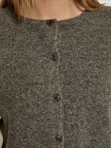 Peppercorn Cardigan 'Kate' i brun