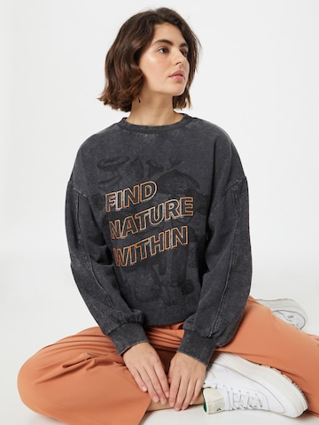 Sweat-shirt QS en gris : devant