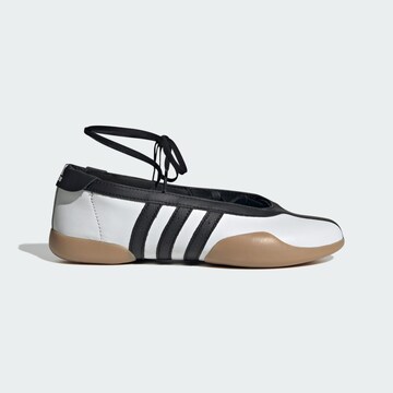 ADIDAS ORIGINALS Μπαλαρίνα με λουράκια 'Taekwondo Mei' σε λευκό
