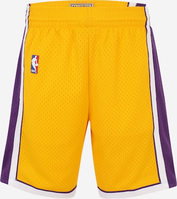 Mitchell & Ness Loosefit Bukse 'LOS ANGELES LAKERS' i gul: forside
