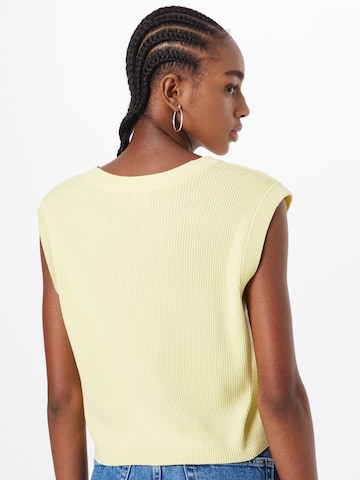 Top in maglia di Urban Classics in giallo