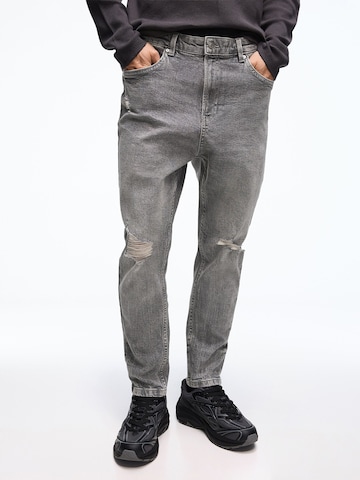 Bershka Дънки Tapered Leg Дънки в сиво: отпред