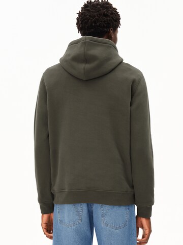 ARMEDANGELS Pullover PAARLO FLEECE HOODIE in Grün